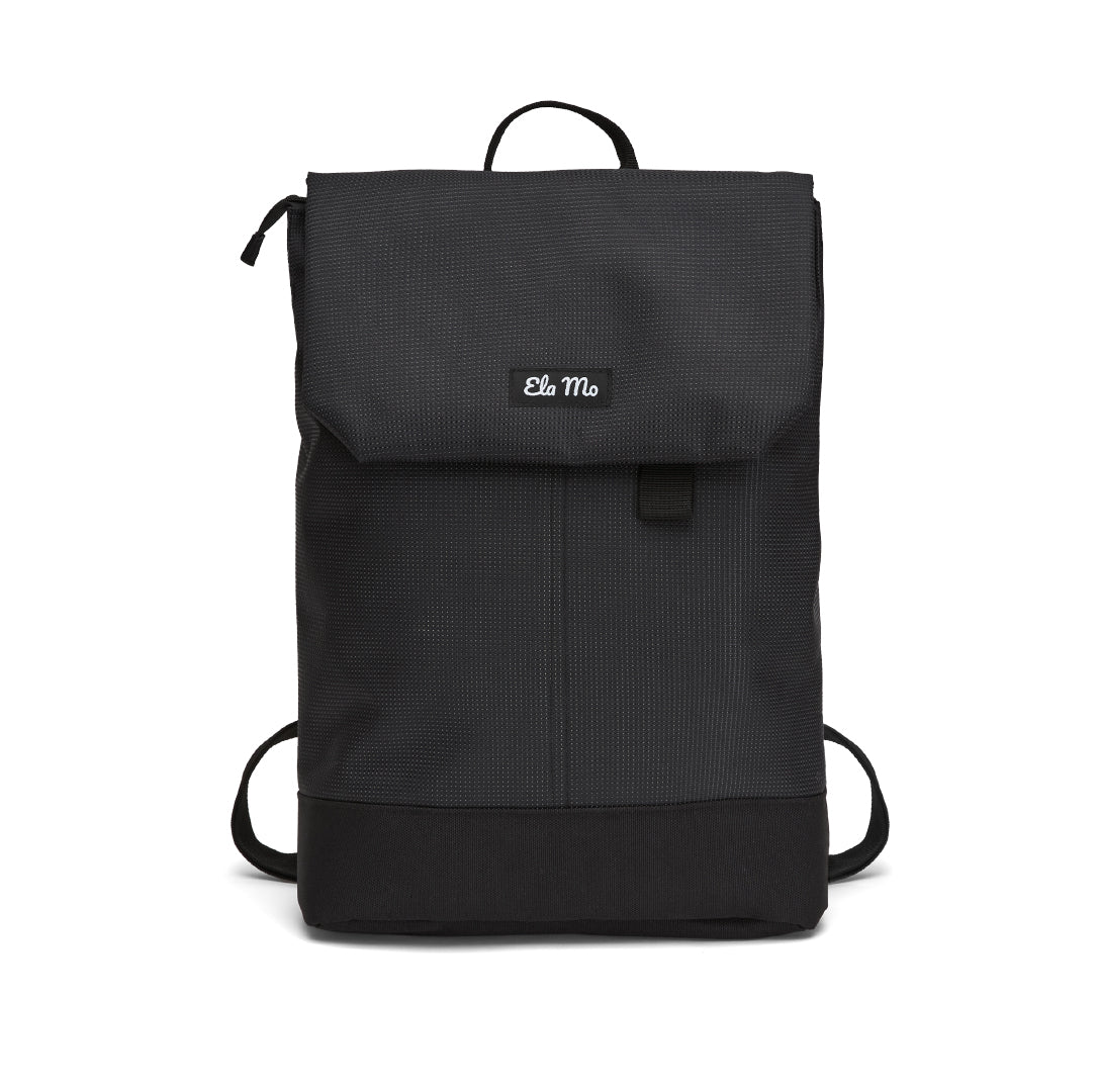 Ela Mo™ Daypack Rucksack | Black Reflective. Ein schwarzer Rucksack auf weißem Hintergrund mit Herstellerlogo.