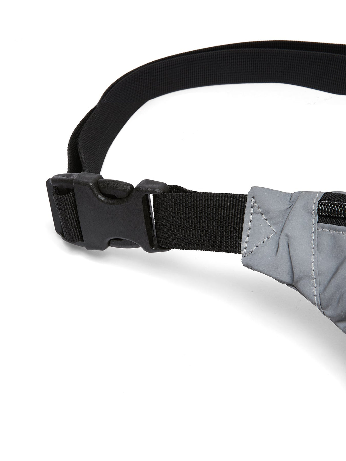 Ela Mo™ Hipbag | Reflective. Ein Hipbag mit Klickverschluss am Gurtelriemen.