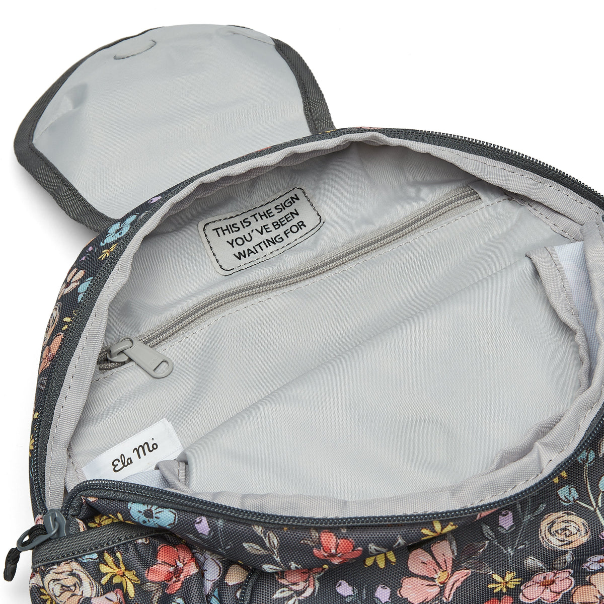 Ela Mo™ Mini Rucksack | Summer Meadows. Hellgrauer Innenbereich des Rucksacks mit kleinem Fach und Reißverschluss.