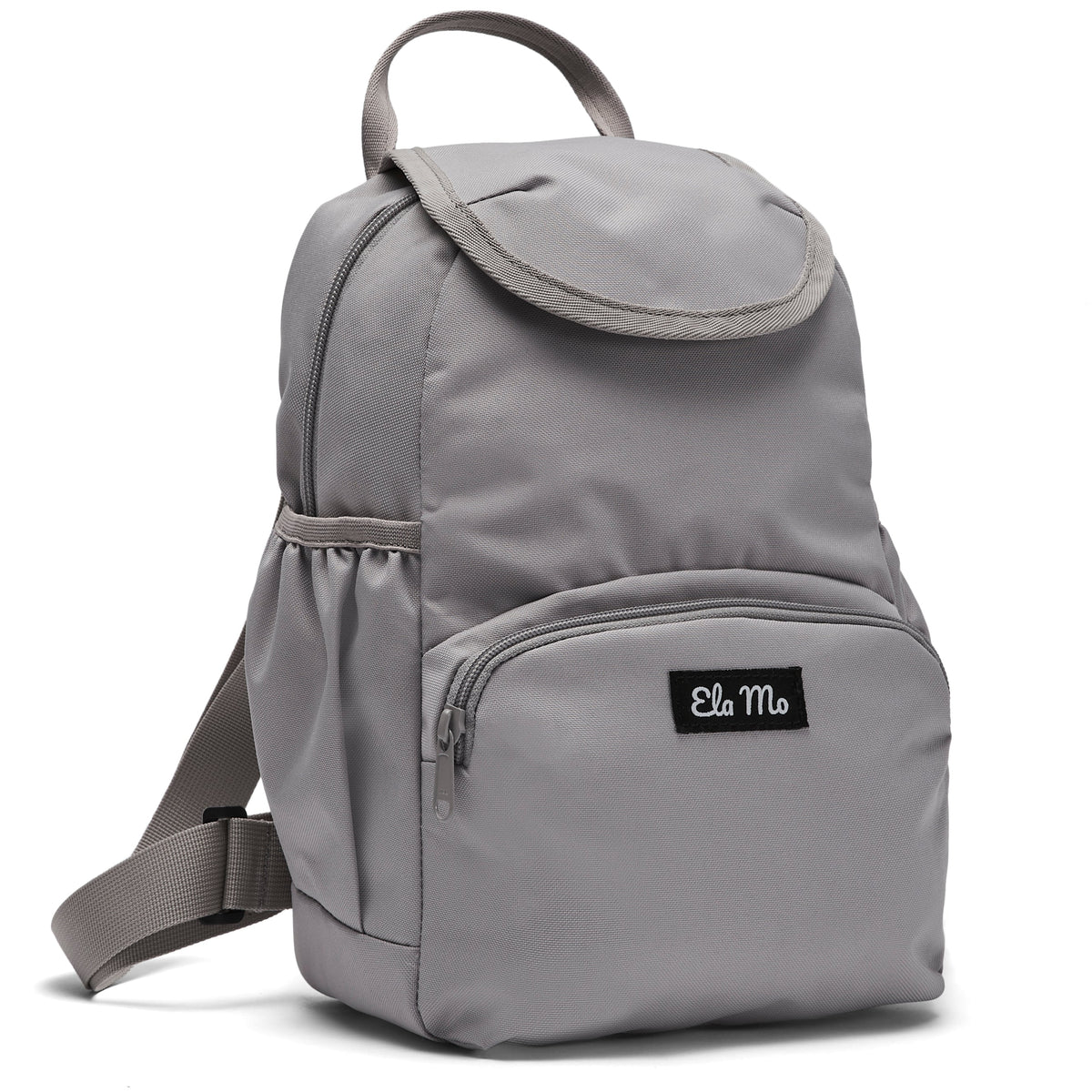 Ela Mo™ Mini Rucksack | Warm Grey. Kleiner Rucksack mit Außenfach und Herstellerlogo vorne auf weißem HIntergrund.