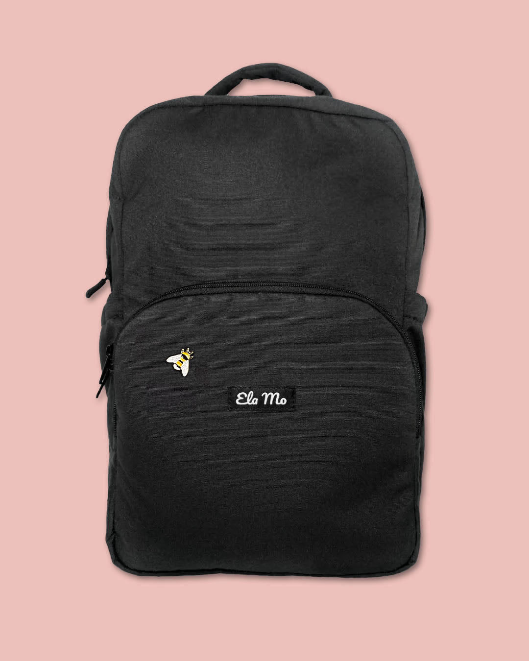 Ela Mo™ Mini Pin für Rucksäcke | Biene. Ein kleiner Pin ist vorne am schwarzen Rucksack befestigt.
