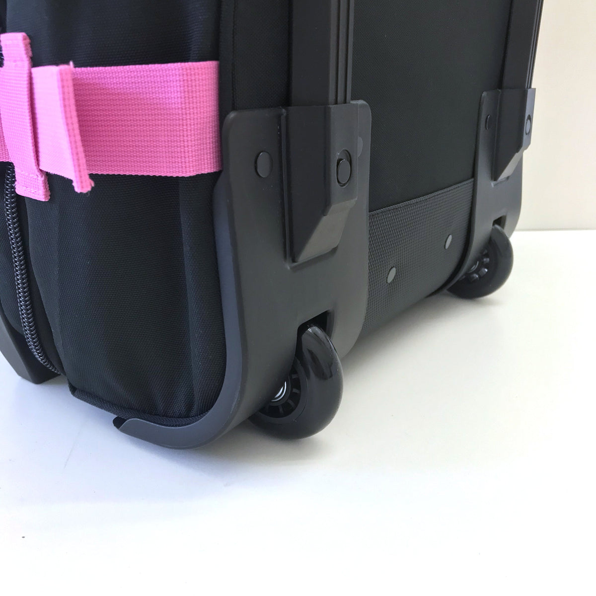 Ela Mo™ Reisetasche mit Rollen 42 Liter | Beauty in Darkness. Die Rollen der Reisetasche auf weißem Hintergrund.
