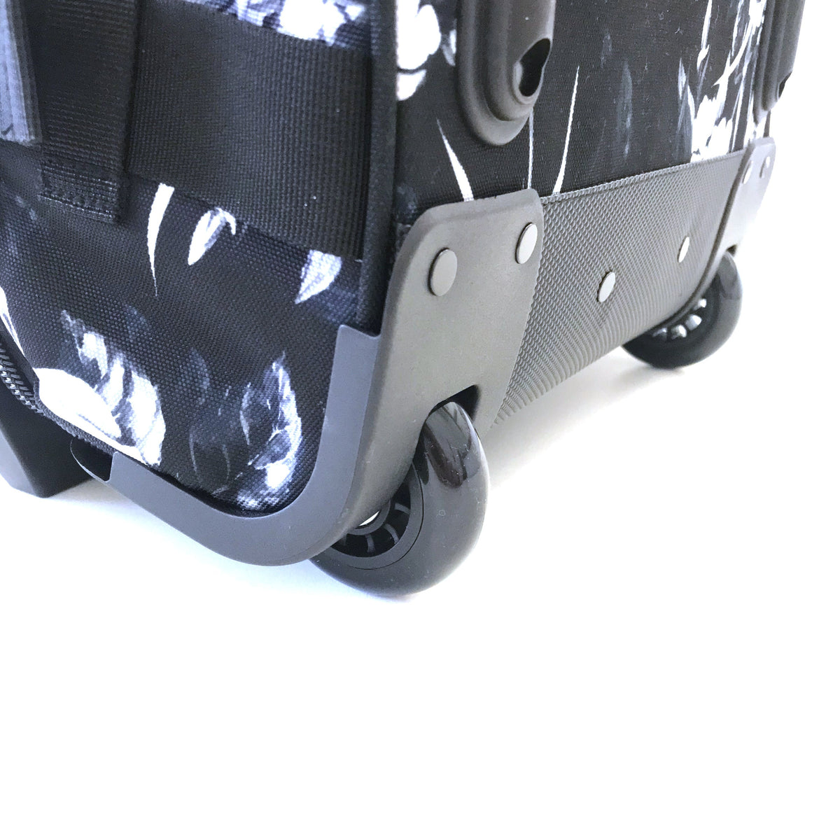 Ela Mo™ Reisetasche mit Rollen 42 Liter | Darkgrey Mint. Die Rollen der Reisetasche auf weißem Hintergrund.