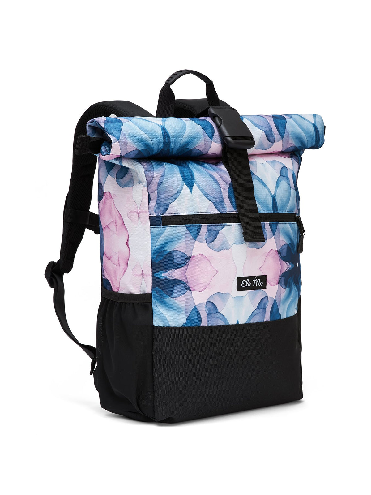 Ela Mo™ Rolltop Rucksack | Aqua. Ein Rucksack mit seitlicher Tasche und Herstellerlogo auf weißem Hintergrund.