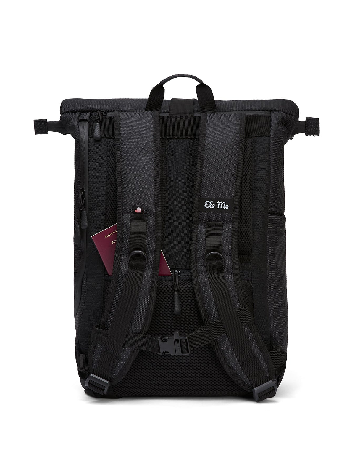Ela Mo™ Rolltop Rucksack | Black Reflective. Rückseite des Rucksacks mit kleinem Außenfach und bequemen Schulterriemen.