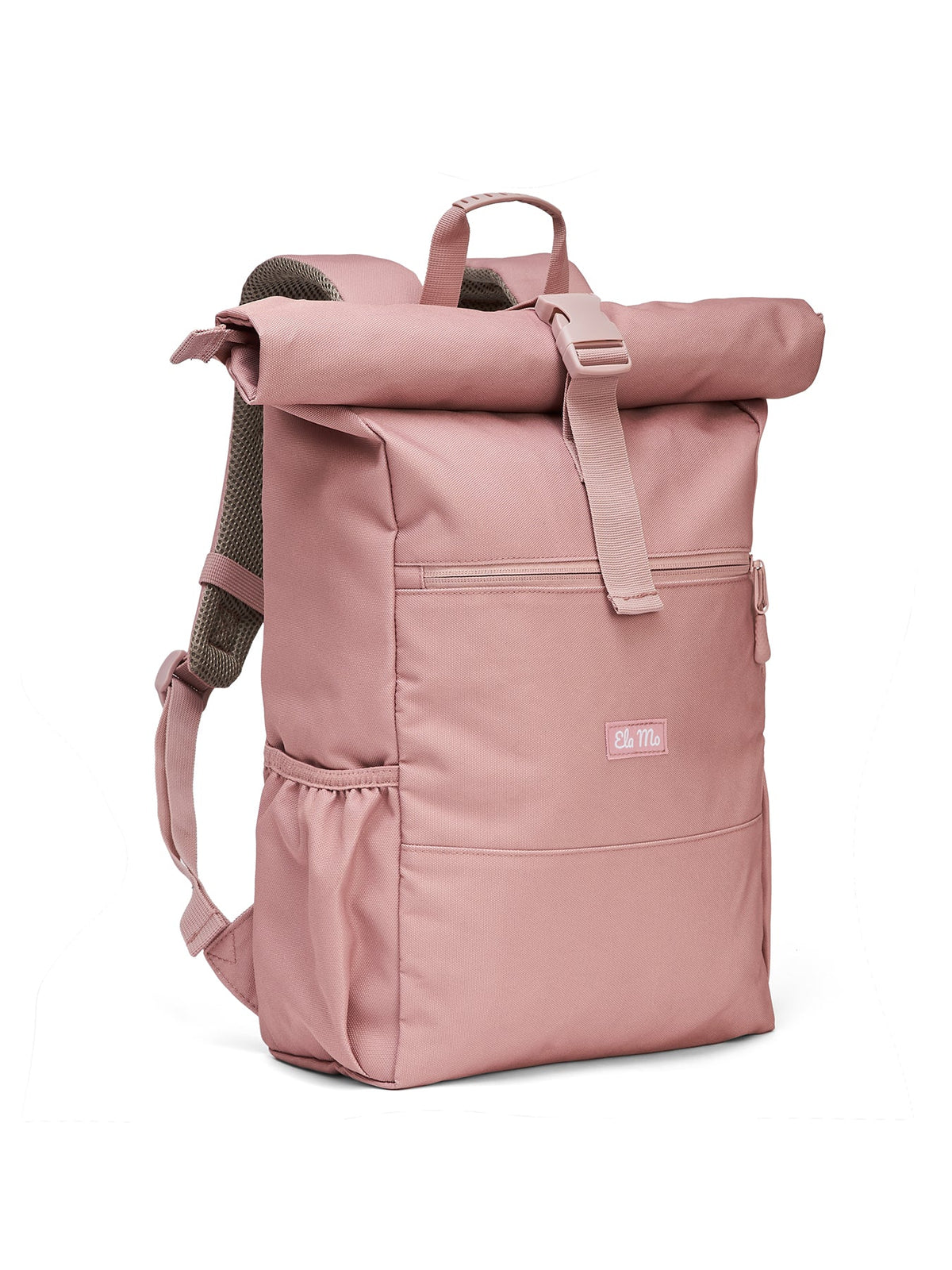 Ela Mo™ Rolltop Rucksack | Pastel Rose. Ein Rucksack mit seitlicher Tasche und Herstellerlogo auf weißem Hintergrund.