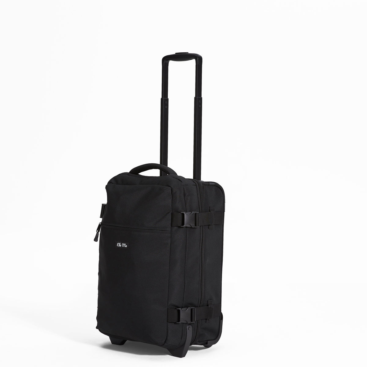 Ela Mo™ Reisetasche mit Rollen 42 Liter | Black. Eine Reisetasche auf weißem Hintergrund mit hochgezogenem Griff.