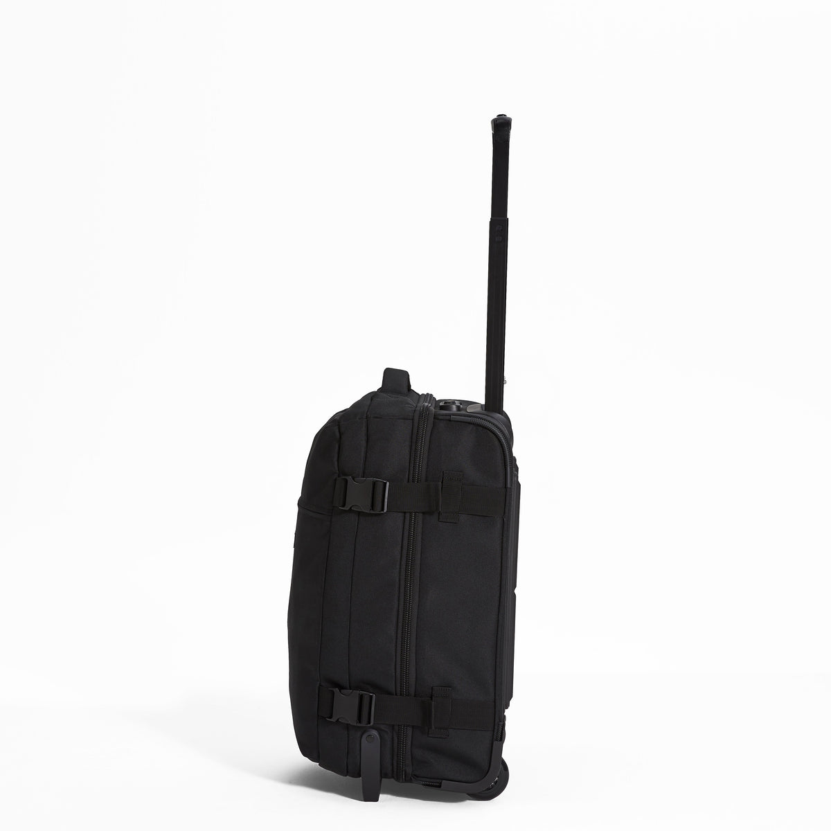 Ela Mo™ Reisetasche mit Rollen 42 Liter | Black. Reisetasche mit Klickverschluss von der linken Seite auf weißem Hintergrund