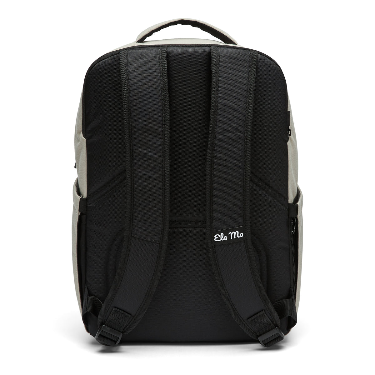 Ela Mo™ Work Rucksack | Dessert. Die Rückseite des Schulrucksacks mit Schulterriemen und bequemem Rückenpolster.