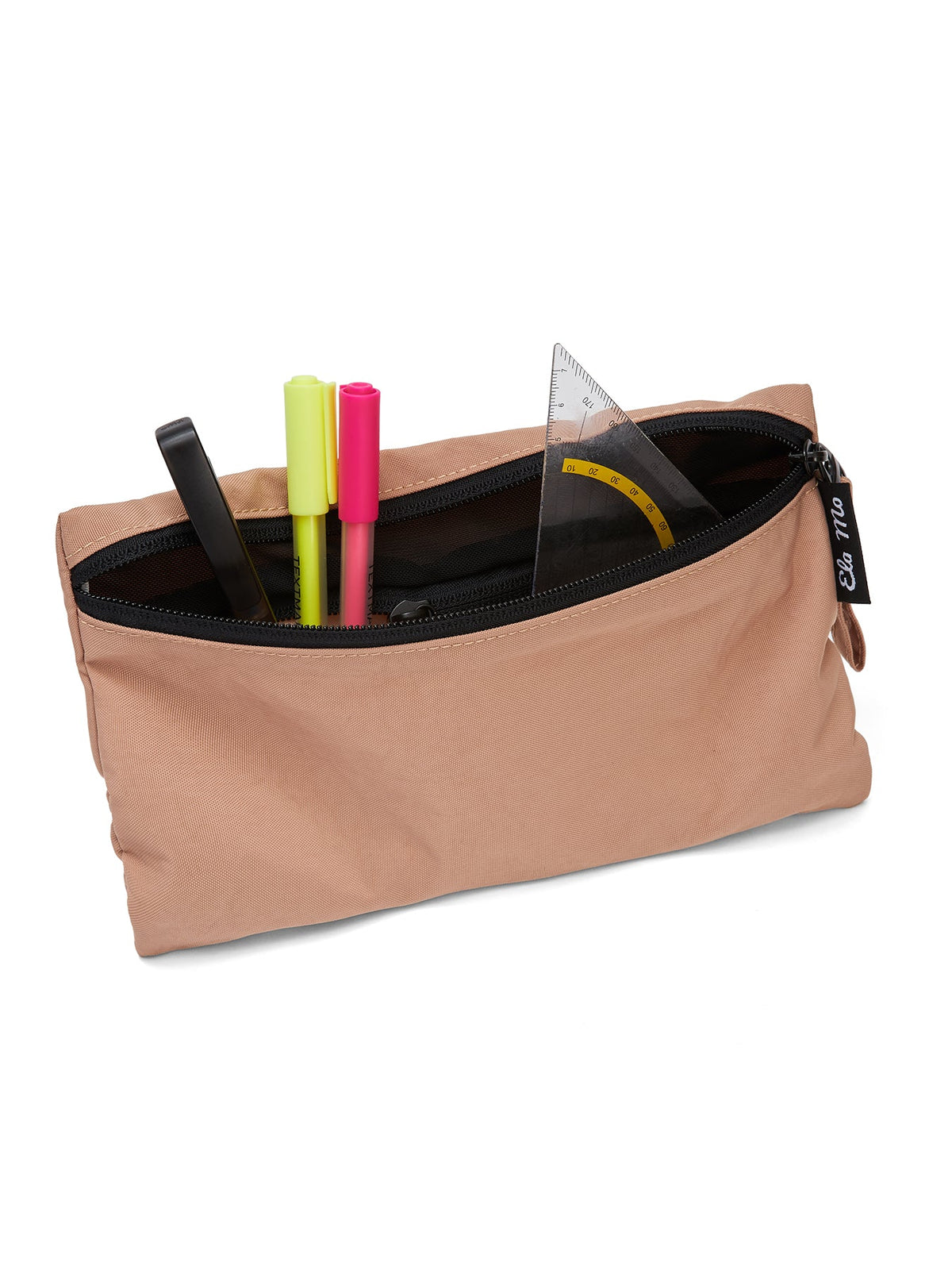 Ela Mo™ Stiftetasche | Cocoa. Die Stifttasche geöffnet, mit verschiedenen Stiften und einem Lineal darin.