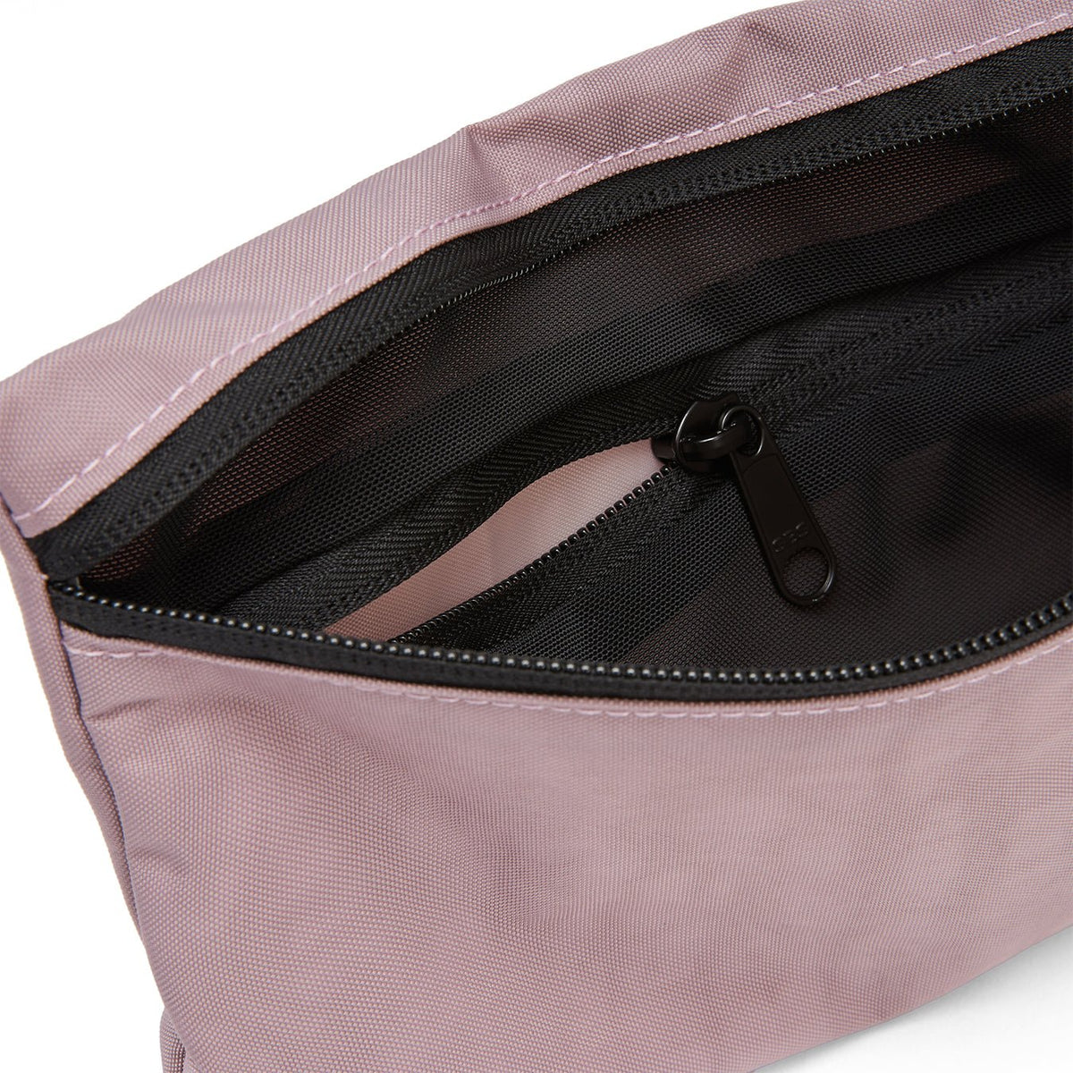 Ela Mo™ Stiftetasche | Lavender. Schwarzer Innenbereich der Stifttasche mit kleinem Fach und Reißverschluss.
