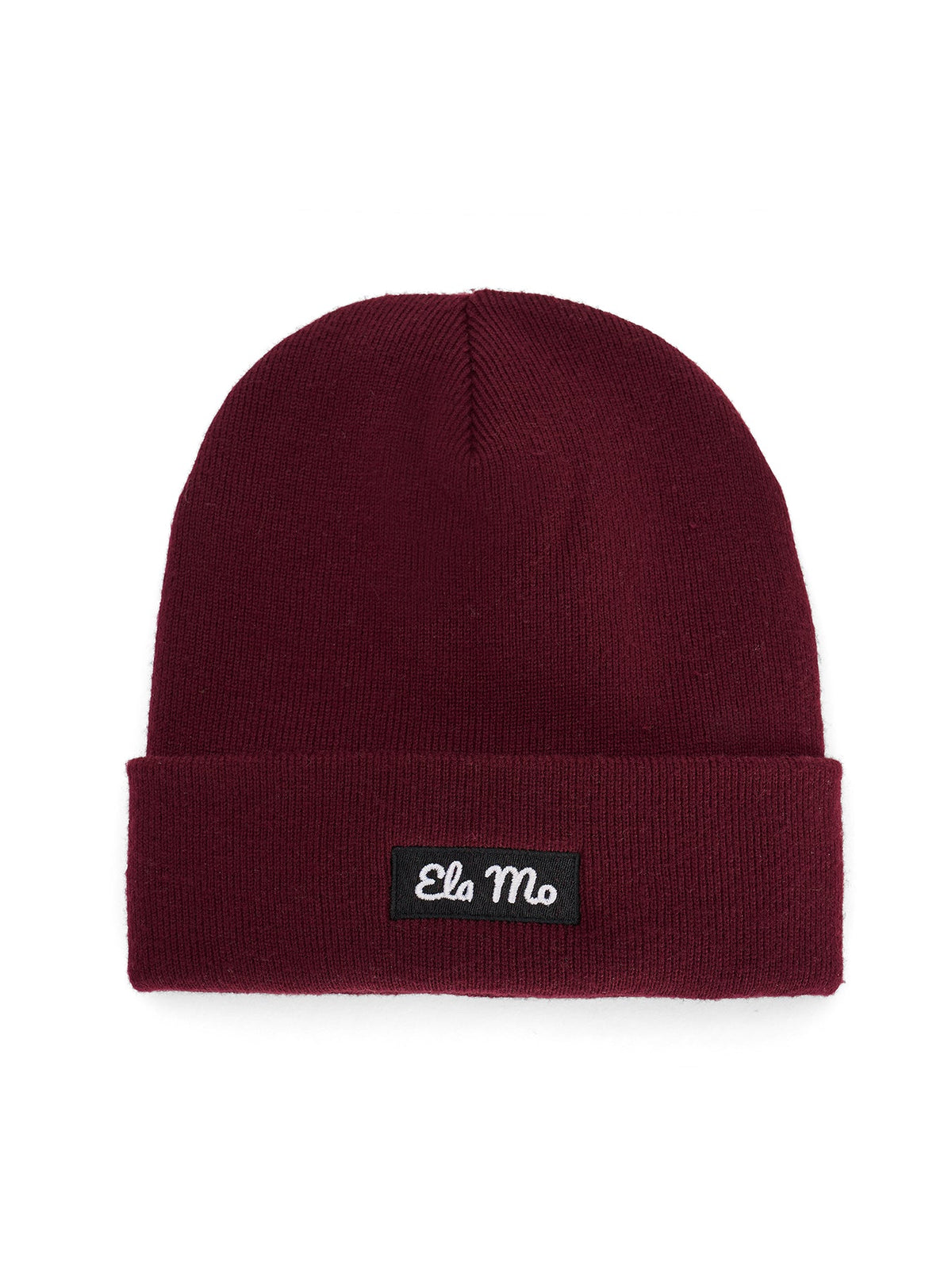 Ela Mo™ Beanie | Burgund. Eine warme Mütze in Burgunderrot mit Herstellerlogo auf weißem Hintergrund.