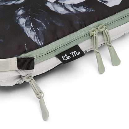 Ela Mo™ Compression Pouches.  Zwei-Wege-Reißverschluss an einer Tasche mit Herstellerlogo daneben.