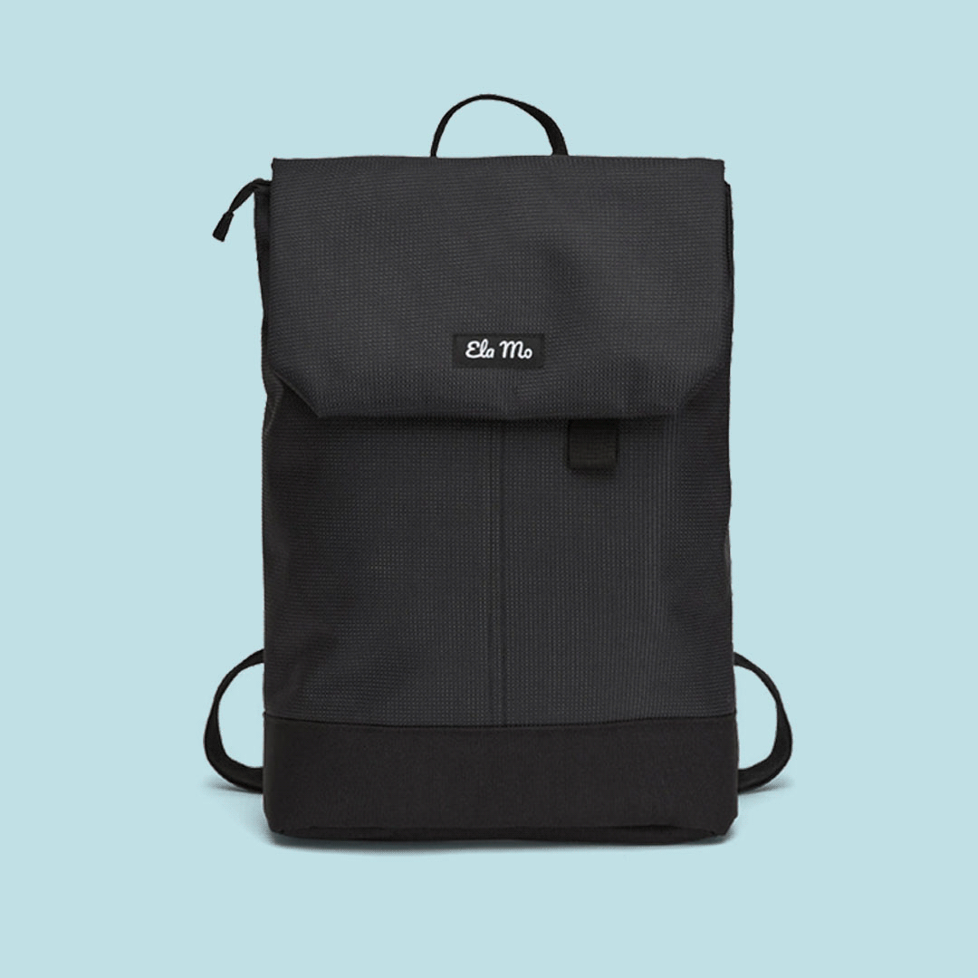 Ela Mo™ Daypack Rucksack | Black Reflective. Ein schwarzer, reflektierender Rucksack.