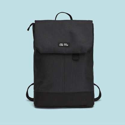 Ela Mo™ Daypack Rucksack | Black Reflective. Ein schwarzer, reflektierender Rucksack.