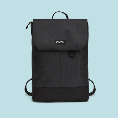 Ela Mo™ Daypack Rucksack | Black Reflective. Ein schwarzer, reflektierender Rucksack.