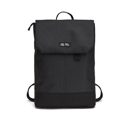 Ela Mo™ Daypack Rucksack | Black Reflective. Ein schwarzer Rucksack auf weißem Hintergrund mit Herstellerlogo.
