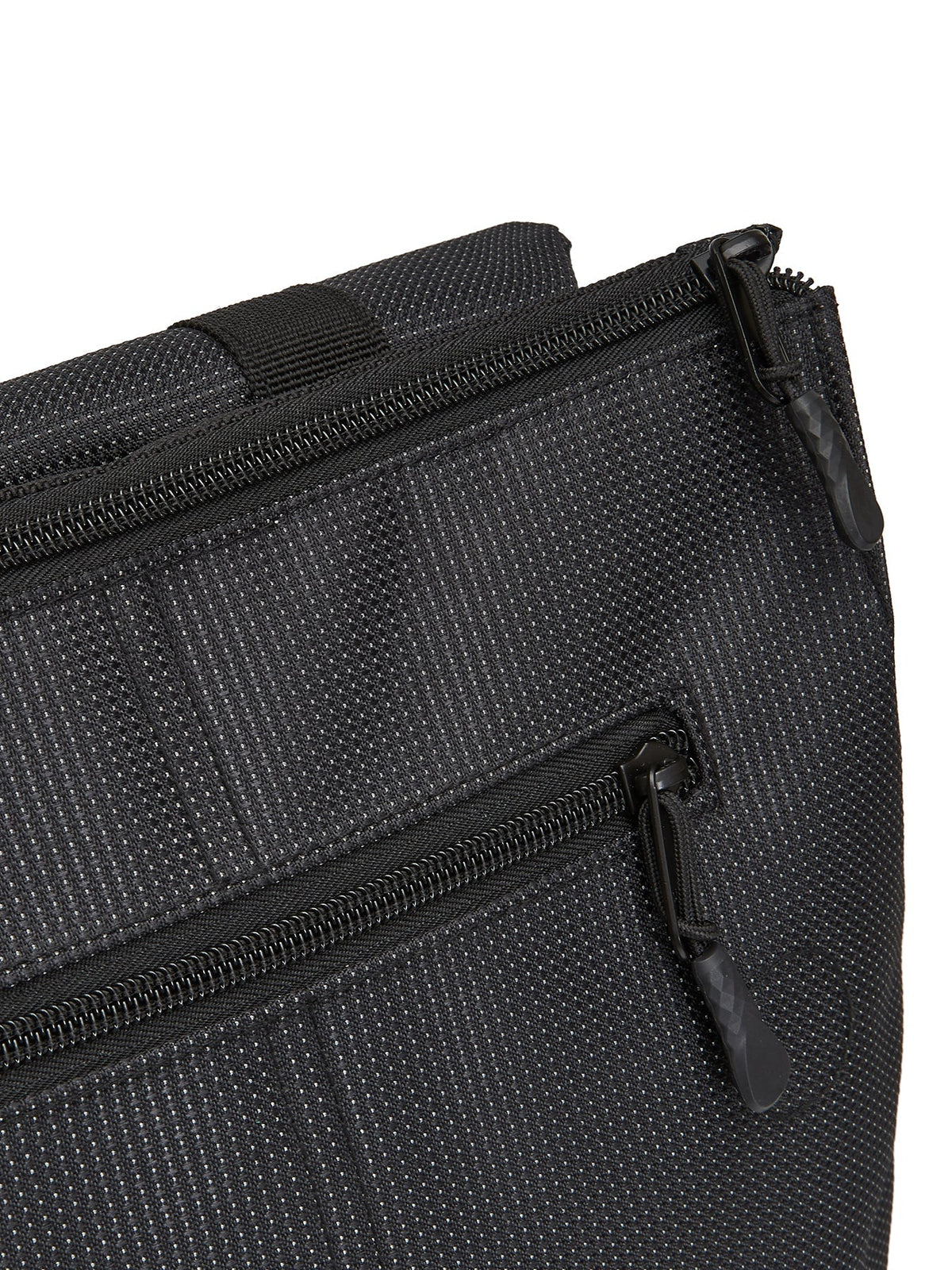 Ela Mo™ Daypack Rucksack | Black Reflective. Oberteil des Rucksacks mit zwei Fächern und Reißverschluss.