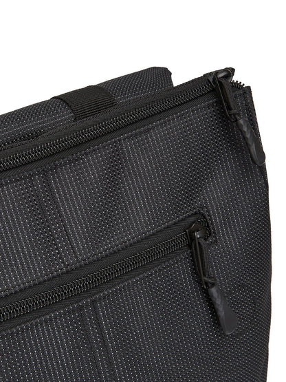 Ela Mo™ Daypack Rucksack | Black Reflective. Oberteil des Rucksacks mit zwei Fächern und Reißverschluss.