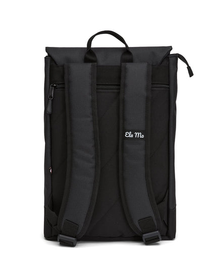 Ela Mo™ Daypack Rucksack | Black Reflective. Rückseite des Rucksacks mit einem Außenfach hinten und bequemen Schulterriemen.