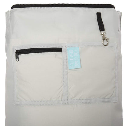 Ela Mo™ Daypack Rucksack | Mintgrey. Hellgrauer Innenbereich des Rucksacks mit kleinen Fächern und Schlüsselanhänger.