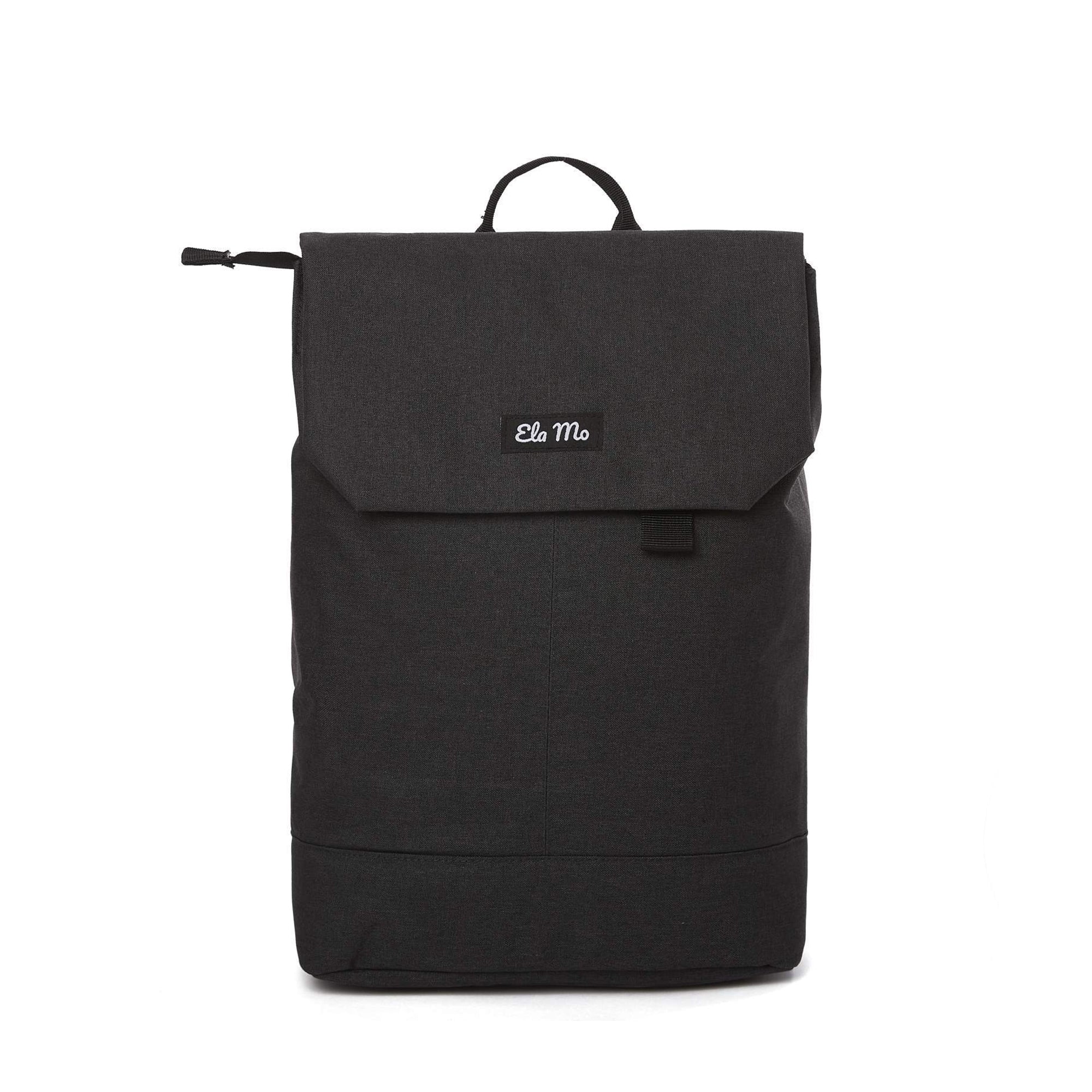 Ela Mo™ Daypack Rucksack | Stone. Ein schwarzer Rucksack mit Herstellerlogo vorne.
