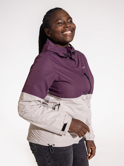 Ela Mo™ Regenjacke | Grape. Eine Frau in einer bequemen Regenjacke mit Reißverschluss vor weißem Hintergrund.