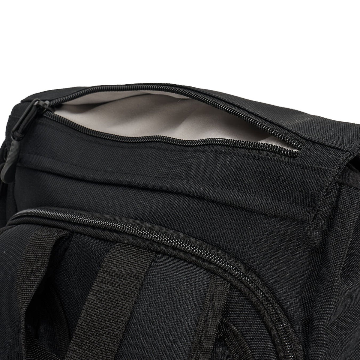 Ela Mo™ Everywhere Daypack | Black. Ein schwarzer Rucksack mit einem kleinen Fach im oberen Teil und Reißverschluss.