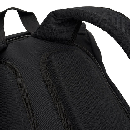 Ela Mo™ Everywhere Daypack | Embroidery Edition Upsy Daisy. Ein Hebel und Schulterriemen des Rucksacks von der Rückseite.
