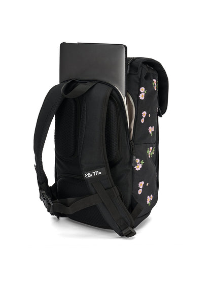 Ela Mo™ Everywhere Daypack | Embroidery Edition Upsy Daisy. Schwarz geblümter Rucksack mit separatem Laptopfach.