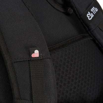 Ela Mo™ Everywhere Daypack | Embroidery Edition Upsy Daisy. Schulterriemen mit kleinem Herzchen und Herstellerlogo darauf.