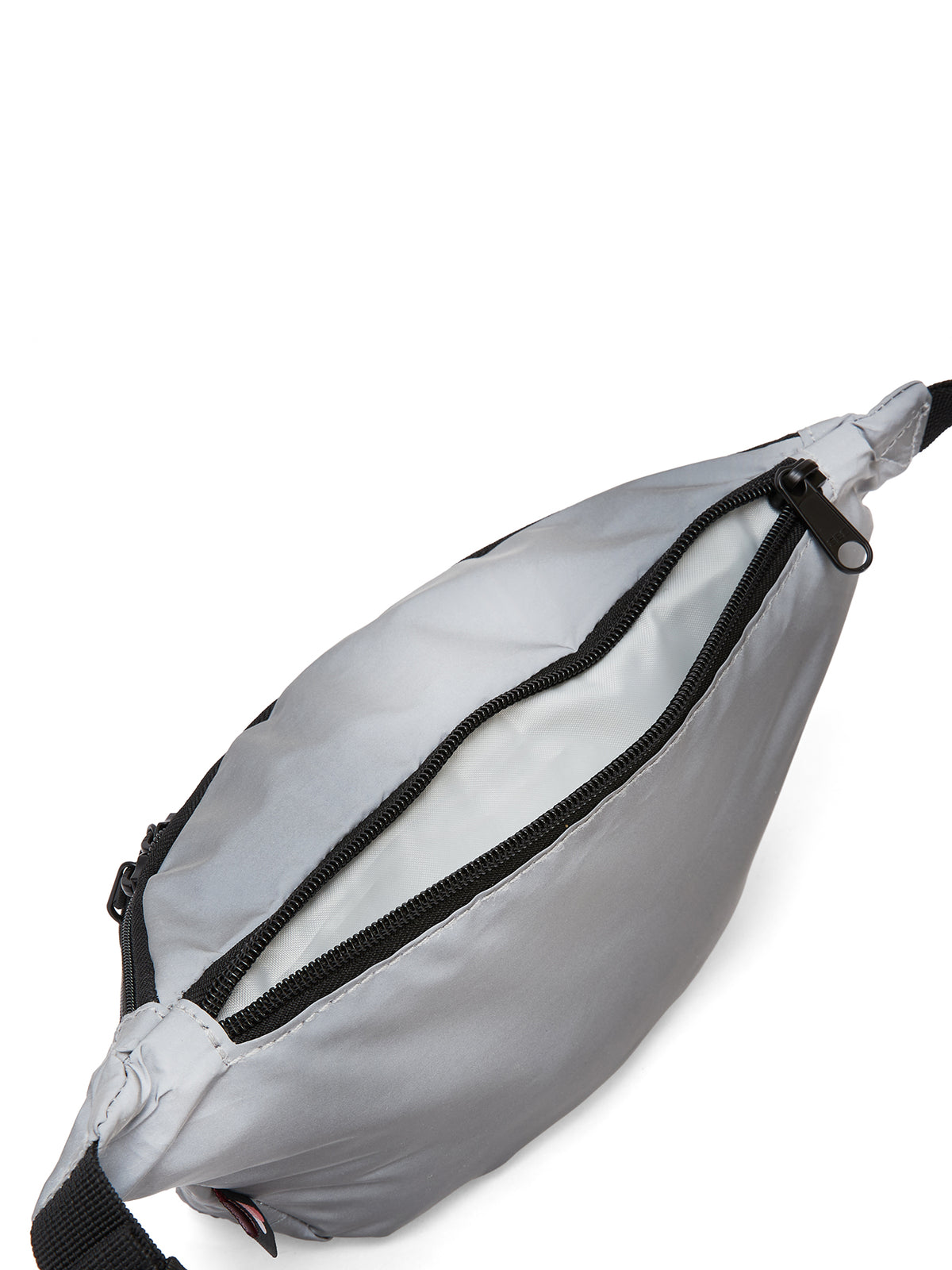 Ela Mo™ Hipbag  | Reflective. Ein Hipbag mit Klickverschluss am Gurtelriemen und geöffnetem Reißverschluss.