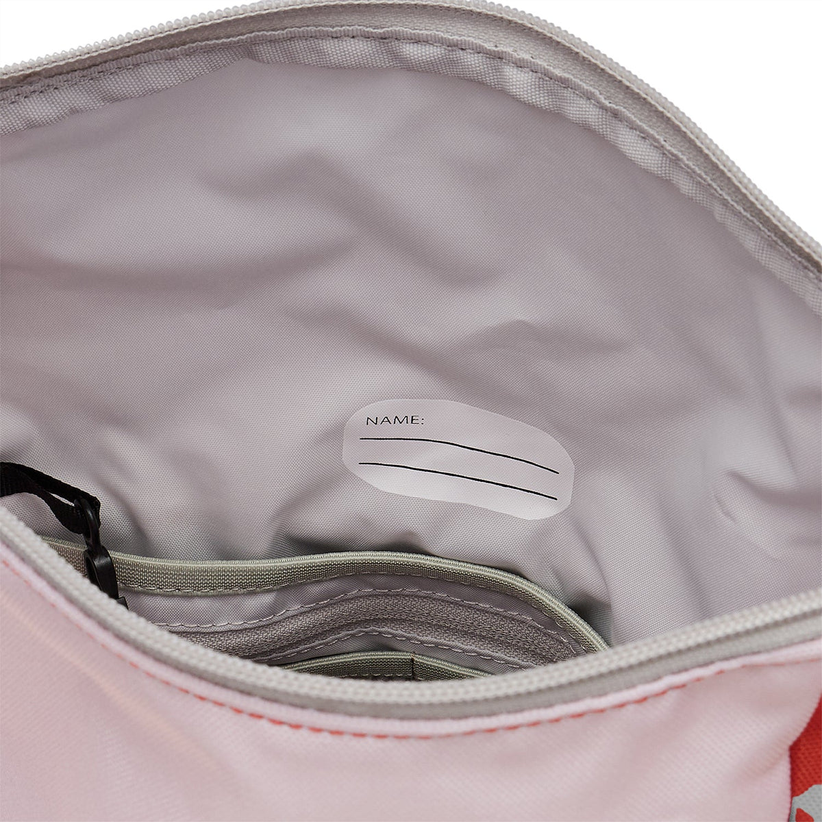 Ela Mo™ Kinderrucksack (6-10 Jahre) | Cotton Candy. Hellgrauer Innenbereich des Rucksacks mit einem Namensschild darin.
