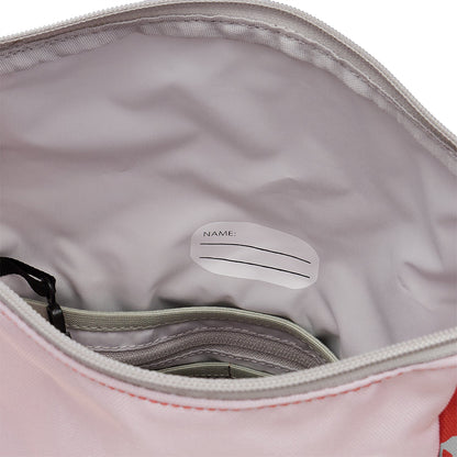 Ela Mo™ Kinderrucksack (6-10 Jahre) | Cotton Candy. Hellgrauer Innenbereich des Rucksacks mit einem Namensschild darin.