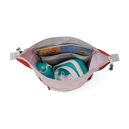 Ela Mo™ Kinderrucksack (6-10 Jahre) | Cotton Candy. Im Rucksack sind Bücher, Lunchbox, eine Flasche und Kopfhörer zu sehen.