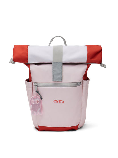 Ela Mo™ x BOOKMAN Ghost Pink auf einem hellrosa Rucksack vor hellem Hintergrund
