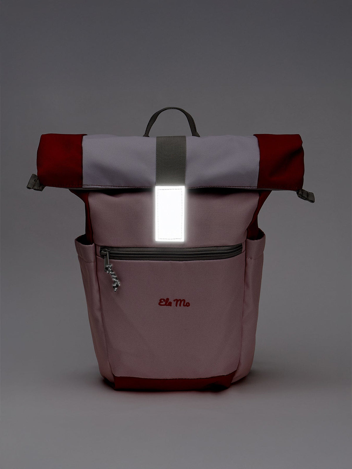 Ela Mo™ Kinderrucksack (6-10 Jahre) | Cotton Candy. Rosa-farbener Rucksack in Dunkel mit reflektierendem Verschluss.