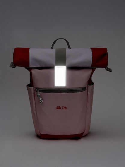 Ela Mo™ Kinderrucksack (6-10 Jahre) | Cotton Candy. Rosa-farbener Rucksack in Dunkel mit reflektierendem Verschluss.