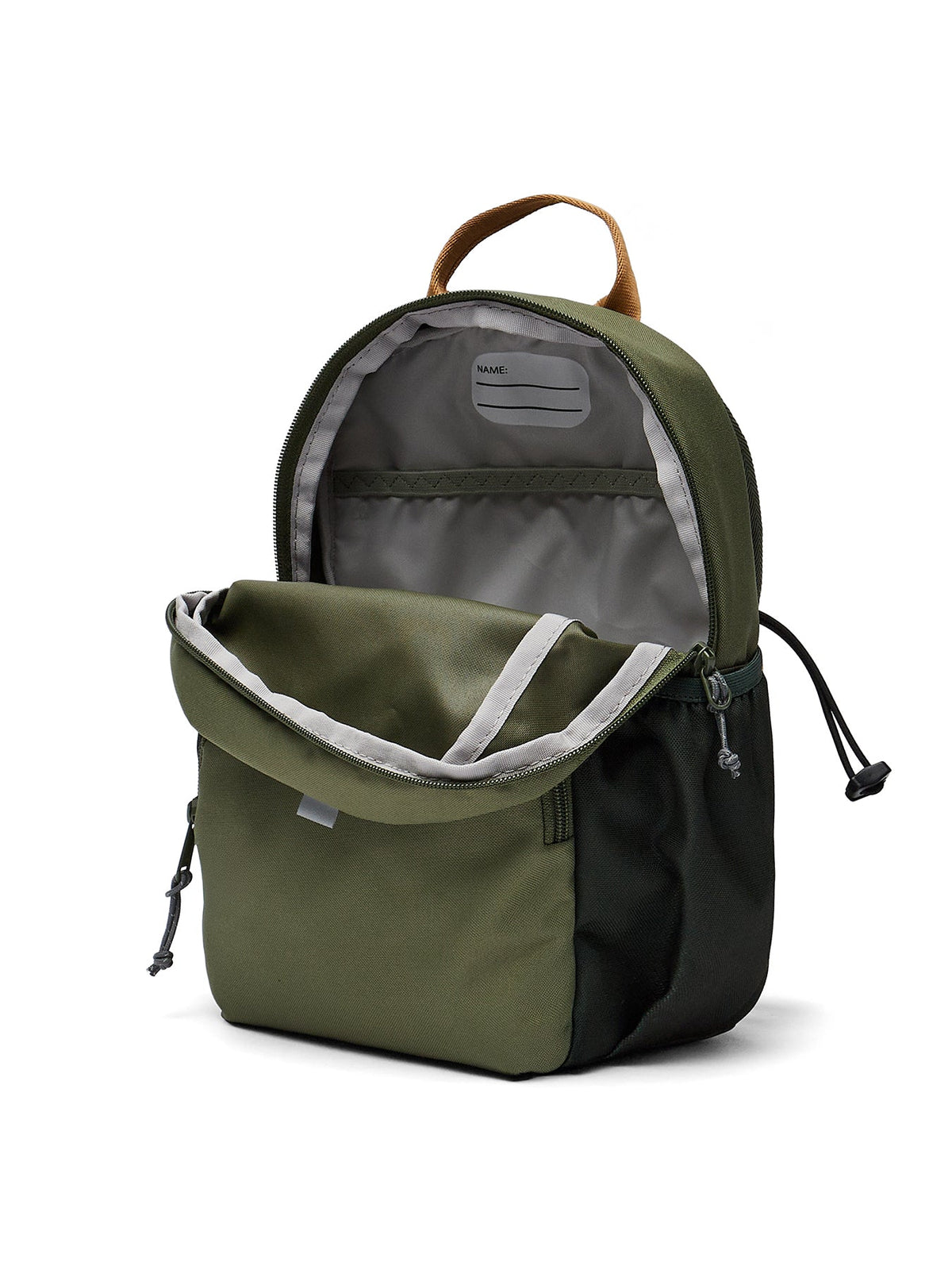 Ela Mo™ Kinderrucksack (3-6 Jahre) | Forrest Green. Geöffneter grüner Rucksack mit einem Namensschild darin.