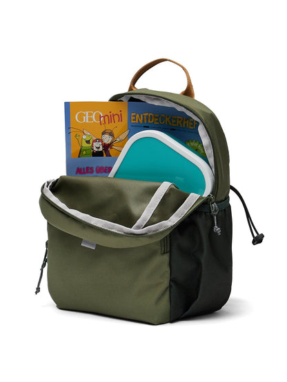 Ela Mo™ Kinderrucksack (3-6 Jahre) | Forrest Green. Im geöffneten Rucksack liegen ein Kinderbuch und eine Lunchbox.