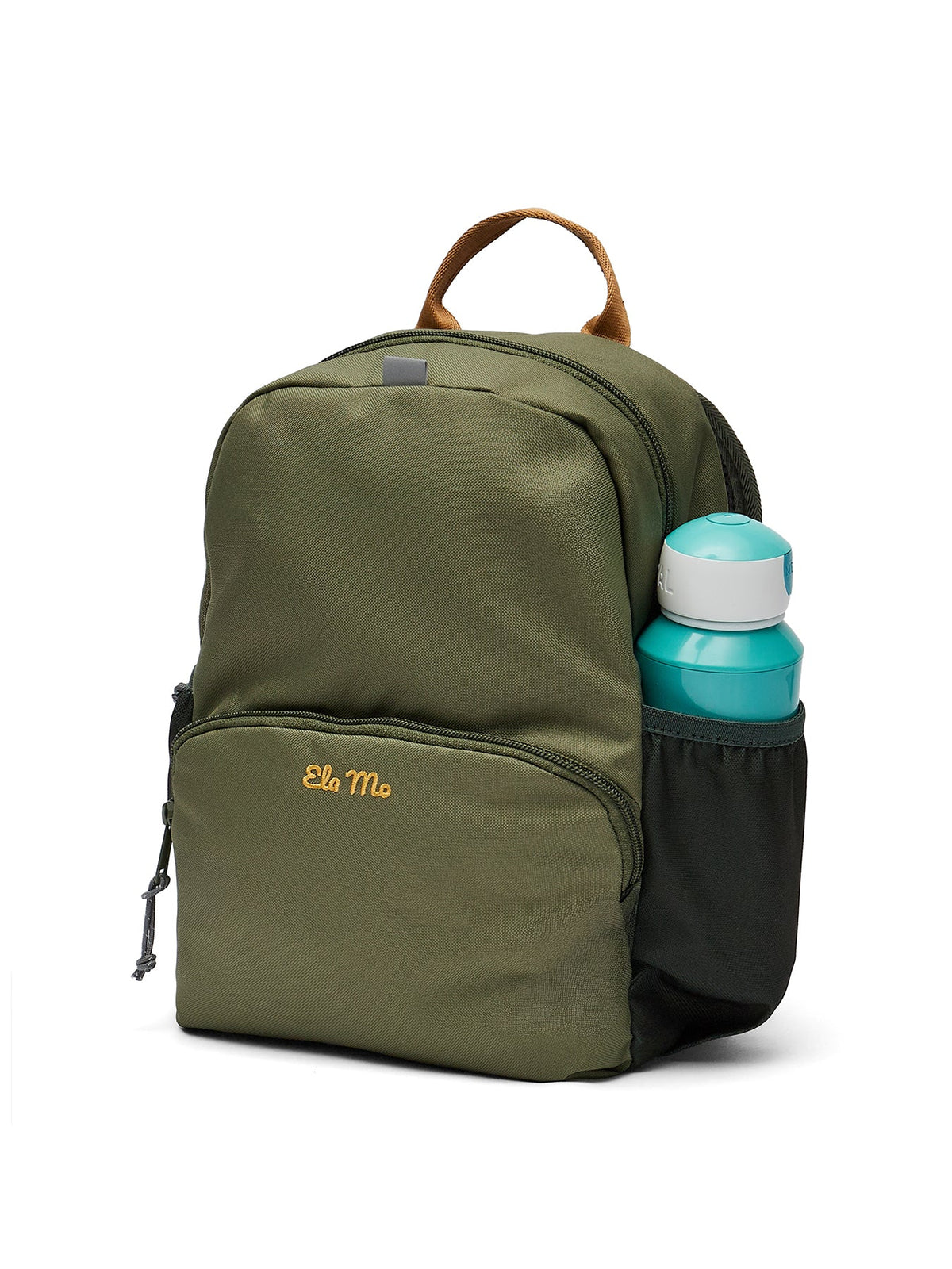 Ela Mo™ Kinderrucksack (3-6 Jahre) | Forrest Green. Eine Wasserflasche liegt in der Seitentasche des grünen Rucksacks.