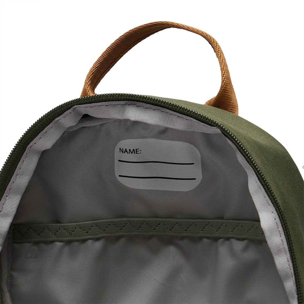 Ela Mo™ Kinderrucksack (3-6 Jahre) | Forrest Green. Innenbereich des grünen Rucksacks mit Namensschild an der Seite.