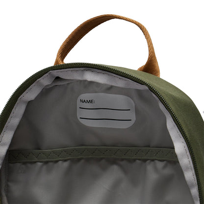 Ela Mo™ Kinderrucksack (3-6 Jahre) | Forrest Green. Innenbereich des grünen Rucksacks mit Namensschild an der Seite.