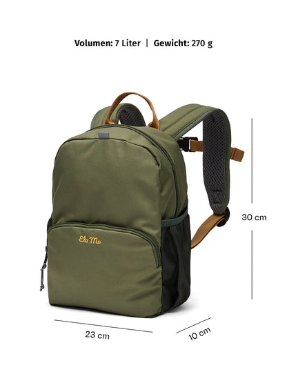 Ela Mo™ Kinderrucksack (3-6 Jahre) | Forrest Green. Ein grüner Rucksack mit Maßangaben auf weißem Hintergrund.