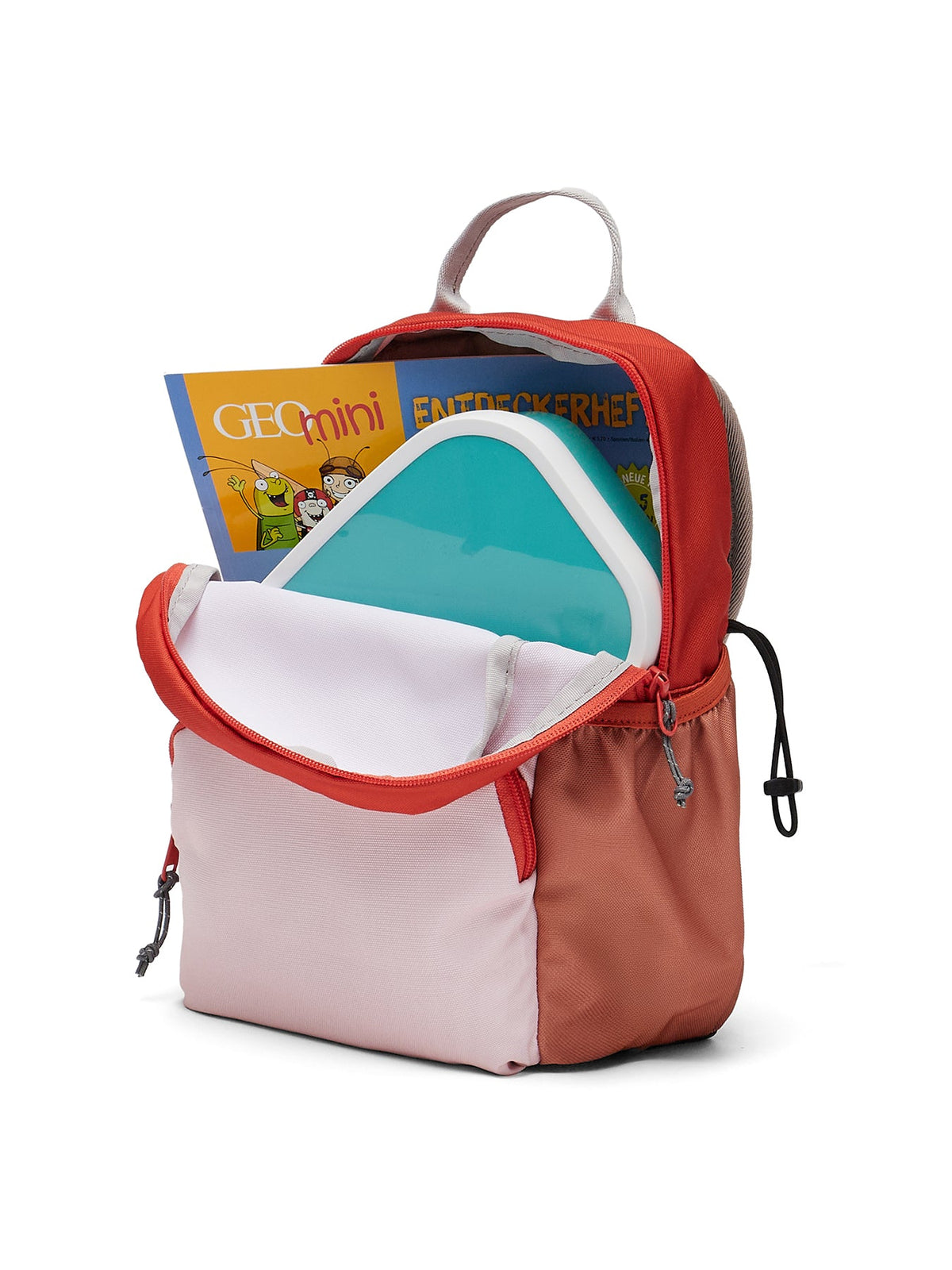 Ela Mo™ Kinderrucksack (3-6 Jahre) | Cotton Candy. Im rosafarbenen Rucksack liegen ein Kinderbuch und eine Lunchbox.