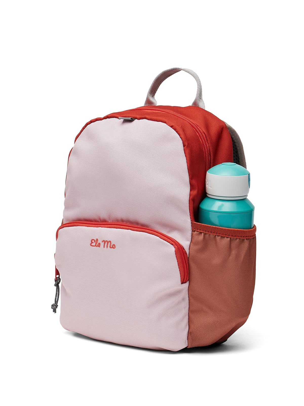 Ela Mo™ Kinderrucksack (3-6 Jahre) | Cotton Candy. Eine Wasserflasche liegt in der Seitentasche des rosafarbenen Rucksacks.