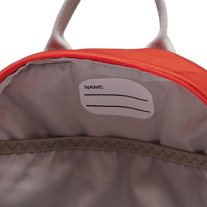 Ela Mo™ Kinderrucksack (3-6 Jahre) | Cotton Candy. Ein kleines Innenfach und Namensschild des Rucksacks.