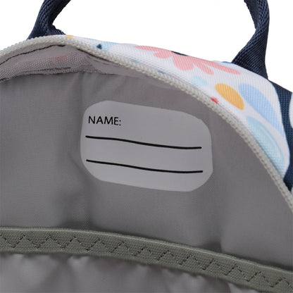 Ela Mo™ Kinderrucksack (3-6 Jahre) | Pastel Land. Im hellgrauen Innenbereich des Rucksacks befindet sich ein Namensschild.