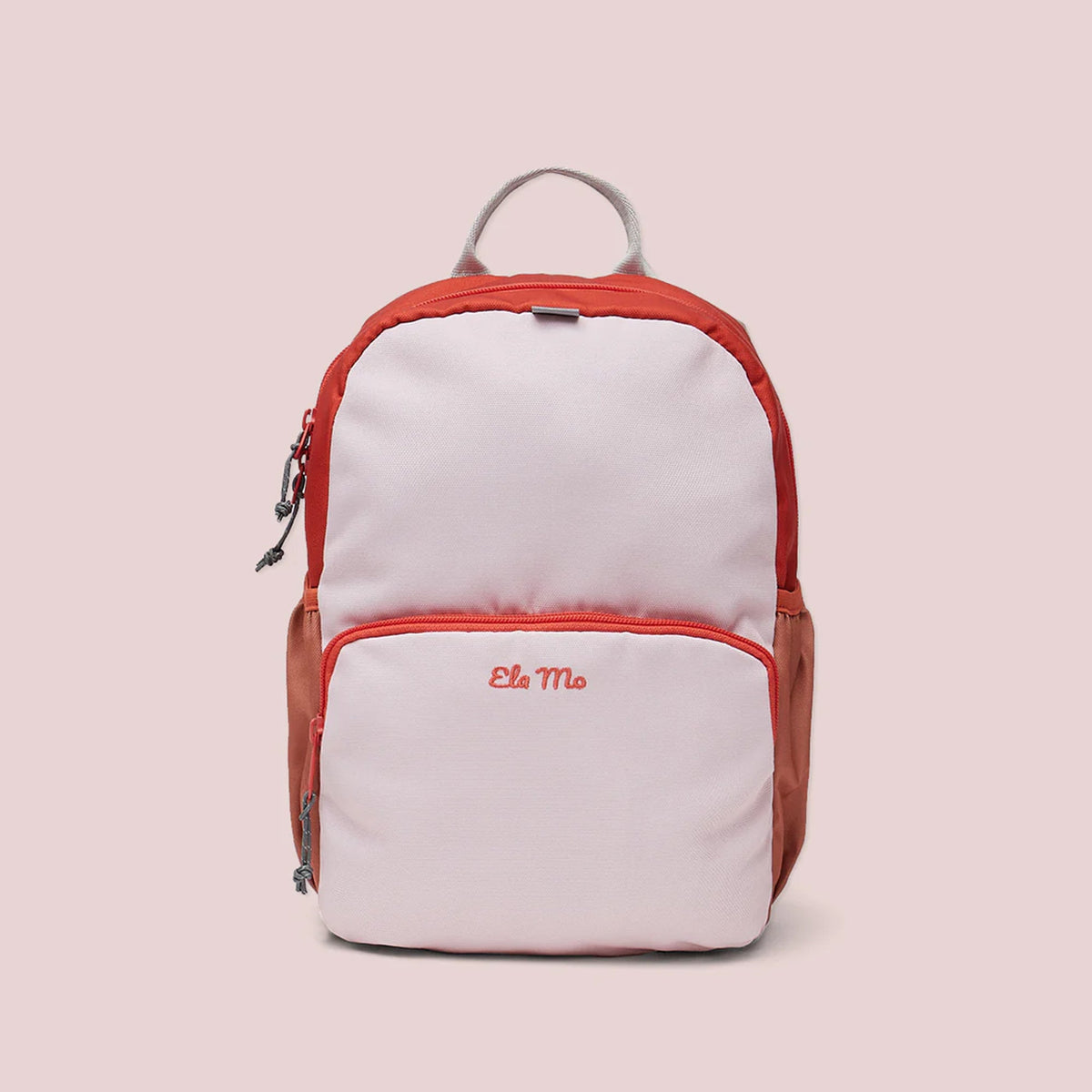 Ela Mo™ Kinderrucksack (3-6 Jahre) | Cotton Candy. Der Rucksack in Rosafarben auf hellrosa Hintergrund.