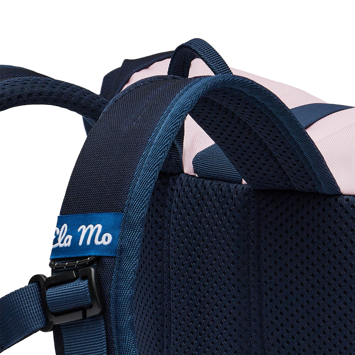 Ela Mo™ Kinderrucksack (6-10 Jahre) | Pastel Land.Die Rückseite des floral gemusterten Rucksacks mit dunklen Schulterriemen.